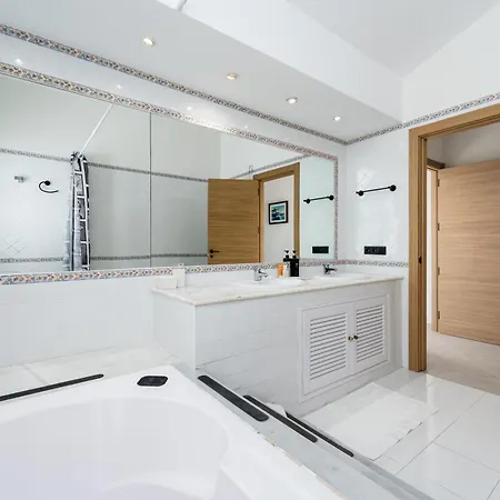 243-fully Renovated-puerto Banus Front Line Penthouse Appartement